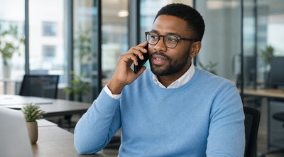 Profissional de atendimento usando headset em operação de voz corporativa